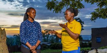 Volunteer teaching sign language