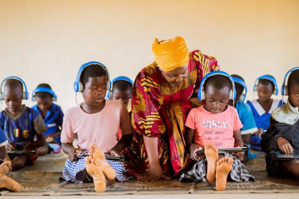 Volunteer Prisca helps children with the tablets